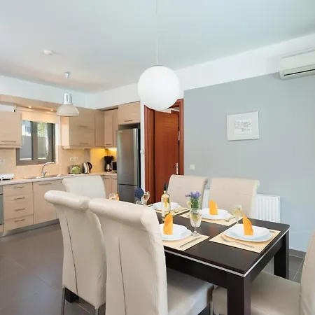 Roses By * كارافوميلوس