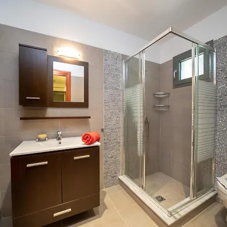 فيلة Roses By كارافوميلوس